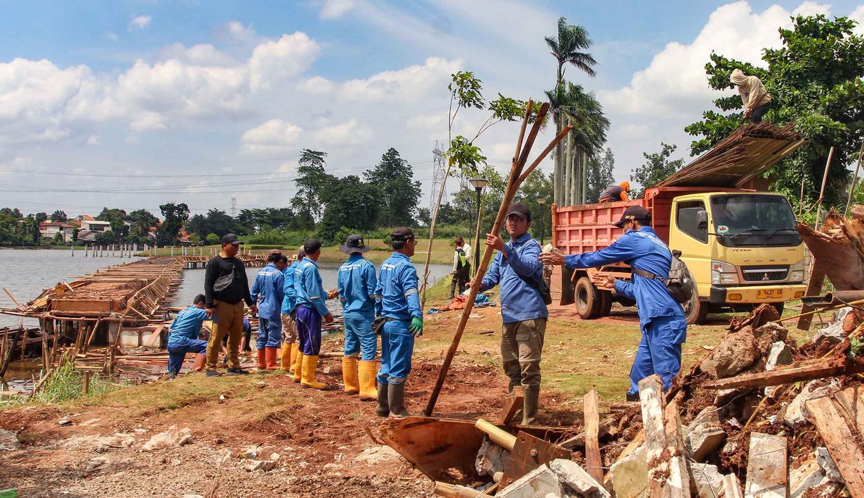 Petugas Dinas Sumber Daya Air Pemerintah Provinsi Jawa Barat membongkar tiang pancang beton yang dipasang di Setu Tujuh Muara, Sawangan, Depok, Senin (16/01/2026). Bersama Pemerintah Kota Depok dan Balai Besar Wilayah Sungai Ciliwung Cisadane, Dinas Sumber Daya Air Pemerintah Provinsi Jawa Barat melakukan pembongkaran tiang pancang beton yang dipasang di Setu Tujuh Muara, Sawangan. (Merdeka.com/Arie Basuki)