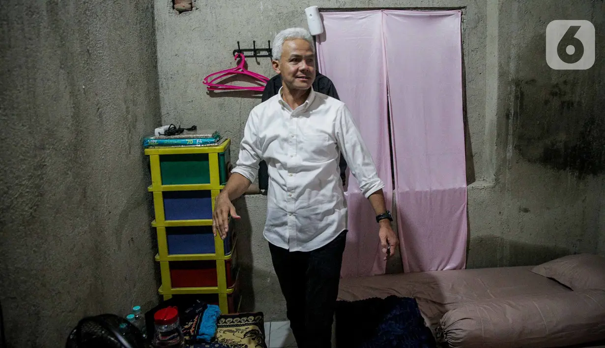 Calon presiden nomor urut 3 Ganjar Pranowo bersiap untuk beristirahat saat menginap di rumah warga di Tegal, Jawa Tengah, Rabu (10/1/2024). (Liputan6.com/Faizal Fanani)
