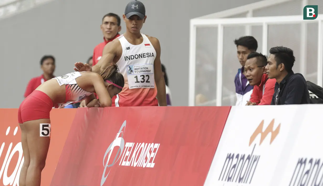 Pelari Indonesia Emilia Nova tertunduk lesu usai alami kekalahan saat di nomor 100 meter gawang puteri pada 18th Asian Games Invitation Tournament di Stadion Utama Gelora Bung Karno, Senayan, Minggu (11/2).   (Bola.com/Peksi Cahyo)