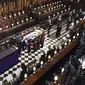 Ratu Elizabeth dari Inggris menyaksikan para pengusung jenazah membawa peti mati Pangeran Philip selama pemakamannya di Kapel St George di Kastil Windsor, Windsor, Inggris, Sabtu (17/4/2021). (Dominic Lipinski/Pool via AP)