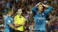 Ekspresi Cristiano Ronaldo (kanan) usai menerima kartu merah saat melawan Barcelona pada laga Supercup Spanyol di Camp Nou stadium, Barcelona, (13/8/2017). Real Madrid menang 3-1. (AP/Manu Fernandez)