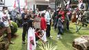 Sejumlah anak menyaksikan pertunjukan sosiodrama "Reenactor Bangor" Gelora Bangsa di halaman Museum Naskah Proklamasi Jakarta, Selasa (16/8/2022). Pertunjukan tersebut merupakan salah satu rangkaian acara Napak Tilas Proklamasi dalam rangka menyambut HUT ke-77 Kemerdekaan Republik Indonesia (RI). (Liputan6.com/Faizal Fanani)