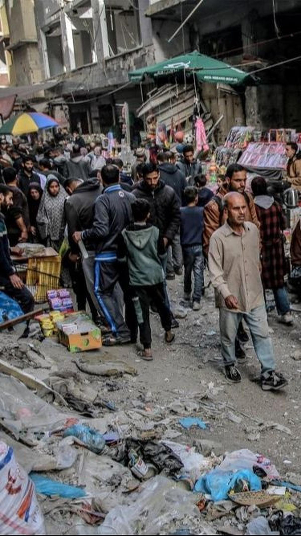 Aktivitas pasar ini memberikan sedikit harapan bagi warga Gaza yang telah lama menderita akibat konflik yang berkepanjangan.&nbsp;Foto: AFP<br>