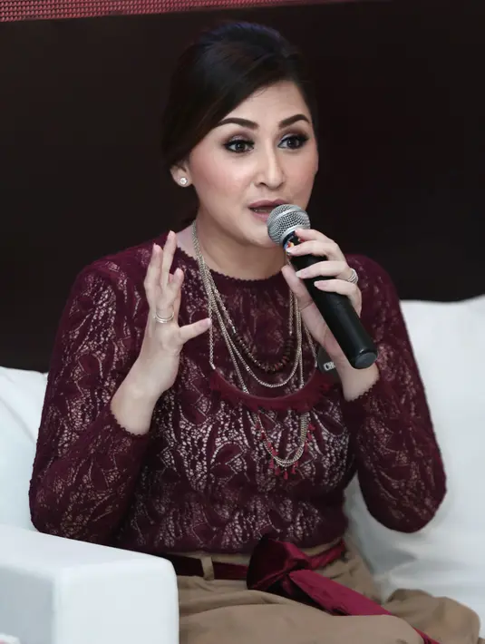 Saat mengingat ucapan putri sulungnya, Mona mengaku masih meneteskan air matanya. Sebagai seorang ibu, ia begitu terpukul dengan ucapan putrinya, Davina Shava Felisa. (Galih W. Satria/Bintang.com)