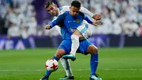 Pemain Real Madrid, Theo Hernandez berebut bola dengan pemain Fuenlabrada, Hugen Fraile pada laga Copa del Rey 2017-2018 di Stadion Santiago Bernabeu, Selasa (28/11). Madrid lolos ke 16 besar, meski diimbang tim divisi tiga, 2-2. (AP Photo/Francisco Seco)