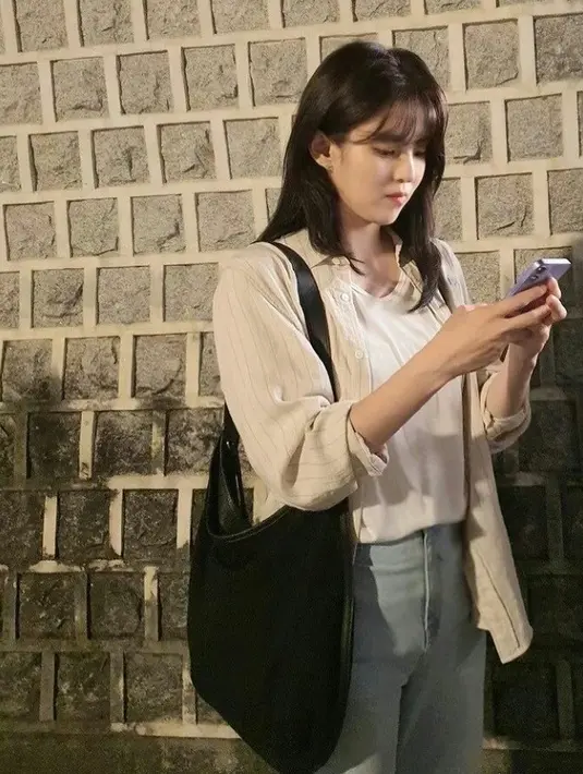 Jika bosan dengan kemeja, kamu bisa mengombinasikannya dengan menambahkan t-shirt sebagai inner. (Instagram/hansoohefanpage).