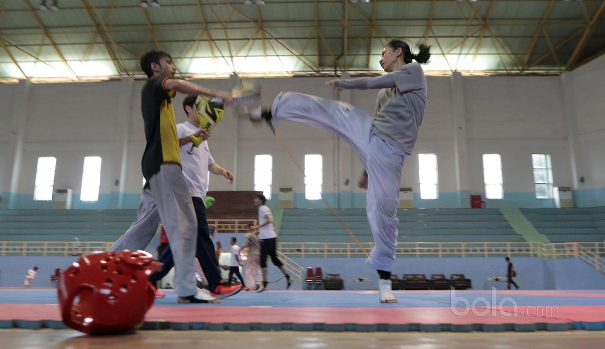 Mariska Helinda (kanan) saat beraksi pada sesi latihan tendangan Tim Taekwondo Indonesia yang ikut kategori Kyorugi di GOR Popki, Cibubur (13/7/2017). (Bola.com/Nicklas Hanoatubun)