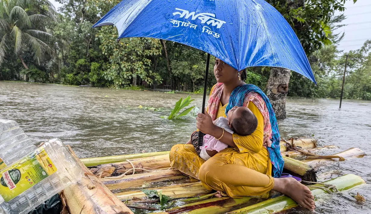 Warga terpaksa mengungsi dengan membawa barang-barang seadanya menggunakan perahu dan transportasi darurat lainnya ketika air mulai memasuki rumah mereka. (Zakir Hossain Chowdhury/AFP)