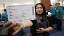 Penumpang pesawat Garuda Indonesia menunjukkan Boarding Pass tujuan Jakarta-Ternate pada pengoperasian perdana Terminal 3 Bandara Soekarno Hatta, Tangerang (9/8). (Liputan6.com/Immanuel Antonius).