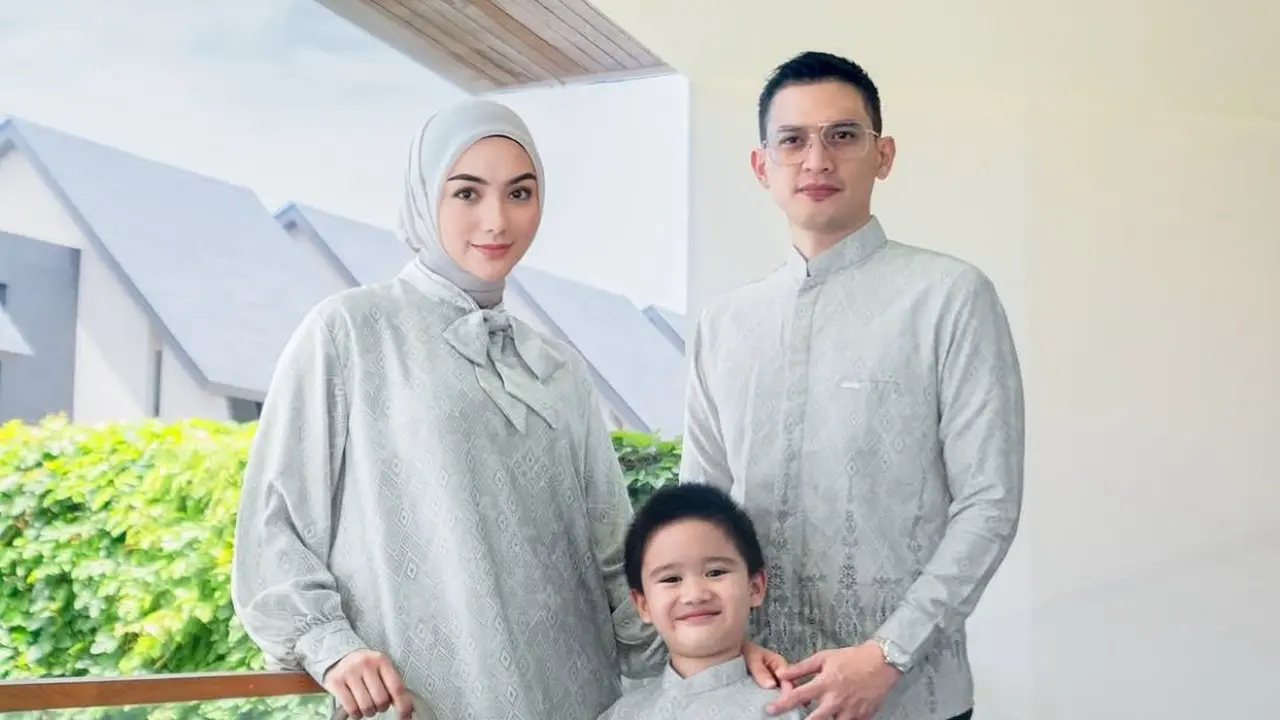 Inspirasi Gaya Lebaran Modis dengan Bahan Nyaman ala Selebriti Tanah Air (Instagram/@citraciki)
