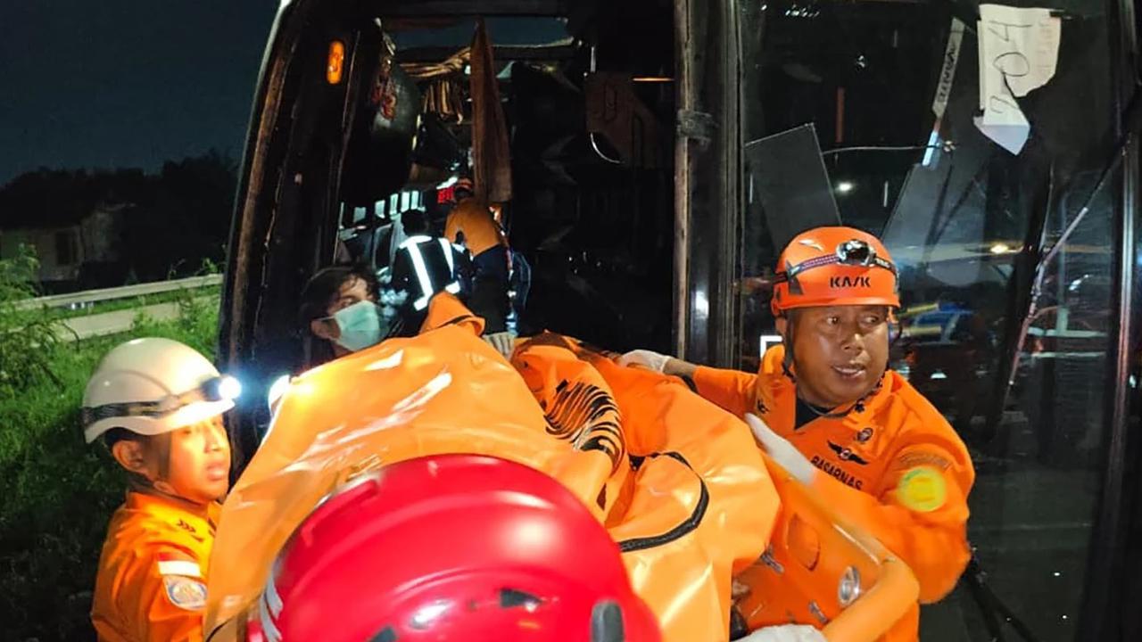 Basarnas Evakuasi Korban Kecelakaan Bus Maut di Tol Krapyak