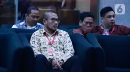 Komisioner KPU Hasyim Asy'ari menunggu untuk dimintai keterangan penyidik KPK di Gedung KPK, Jakarta, Jumat (24/1/2020). Hasyim Asy'ari diperiksa sebagai saksi untuk tersangka mantan Komisioner KPU Wahyu Setiawan terkait kasus dugaan suap penetapan anggota DPR. (merdeka.com/Dwi Narwoko)