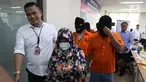 Polisi menunjukkan tersangka dan barang bukti saat menggelar rilis destructive fishing di Jakarta, Senin (18/11/2019). Polisi berhasil menangkap total 19 orang tersangka pelaku penangkapan ikan yang merusak lingkungan atau destructive fishing sepanjang tahun 2019. (Liputan6.com/Herman Zakharia)