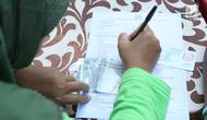 Warga mengisi formulir untuk membayar pajak kendaraan bermotor di gerai Samsat Keliling Car Free Day, Jakarta, Minggu (21/10). Agar bisa membayar pajak ini cukup menggunakan STNK dengan nama yang tertera harus sesuai KTP. (Liputan6.com/Angga Yuniar)