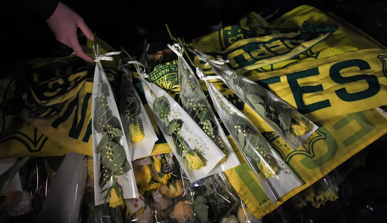 Mantan bintang FC Nantes, Emiliano Sala dikabarkan meninggal dunia usai pesawat yang ditumpanginya hilang dari kontak, selasa (22/1). Hal tersebut membuat pendukung FC Nantes larut dalam rasa duka. (AFP/Loic Venance)