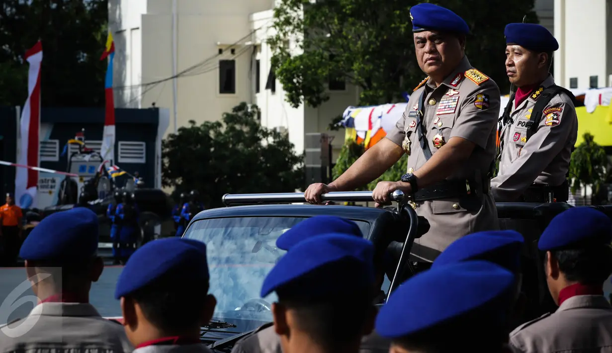 Wakapolri Komjen Pol. Syafruddin mengecek pasukan pada upacara peringatan hari ulang tahun (HUT) Kepolisian Perairan dan Udara (Pol Airud) yang ke-66 di Jakarta, Kamis (1/12). (Liputan6.com/Faizal Fanani)