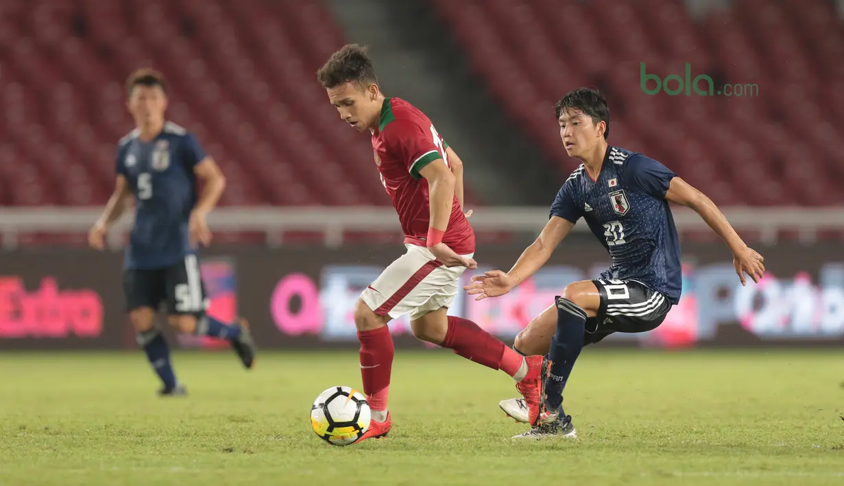 Pemain Timnas Indonesia U-19, Egy Maulana Vikri menggiring bola saat diadang pemain Jepang U-19 pada laga uji coba di Stadion Utama GBK, (24/3/2018). Indonesia U-19 Kalah 1-4. (Bola.com/Nicklas Hanoatubun)