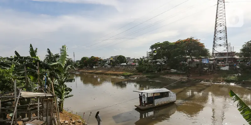 Transportasi Perahu Eretan yang Bertahan di Ibu Kota