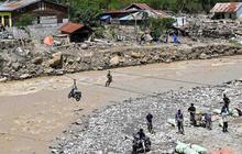 FOTO Empat Puluh Hari Pascabencana, Warga Ketol Menyeberangi Sungai Berarus Deras dengan Tali