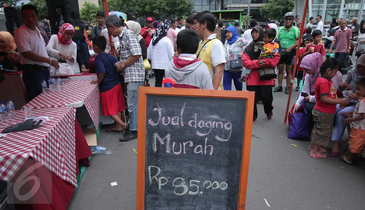 Warga tengah membeli daging murah di Jakarta, Minggu (21/2). Harga daging sapi lokal terjangkau dengan harga Rp85.000 per kg untuk masyarakat dan UKM (Usaha Kecil dan Menengah). (Liputan6.com/Angga Yuniar)