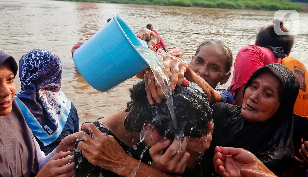 Keramas bareng ini dalam upaya mensucikan diri untuk menyambut bulan suci Ramadhan.   (Liputan6.com/Angga Yuniar)