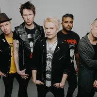 Sum 41 rilis versi baru Catching Fire untuk kampanyekan kesehatan mental.