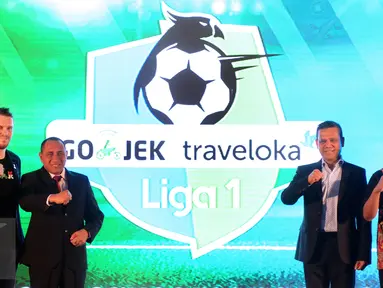 Ketua Umum PSSI Edy Rahmayadi (kedua kiri) saat menghadiri perkenalan sekaligus peluncuran Liga 1 di Jakarta, Senin (10/4). Liga 1 akan digelar pada 15 April mendatang bergulir selama 34 pekan dan diikuti 18 tim. (Liputan6.com/Helmi Fithriansyah)