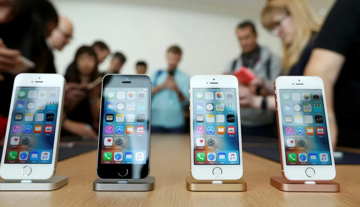 Keluaran Gadget terbaru dari Apple, iPhone SE saat dipajang di kantor pusat Apple di Cupertino, California (21/3). Harga dari iPhone SE mencapai USD 399 atau sekitar Rp 5,2 juta. (REUTERS/Stephen Lam)