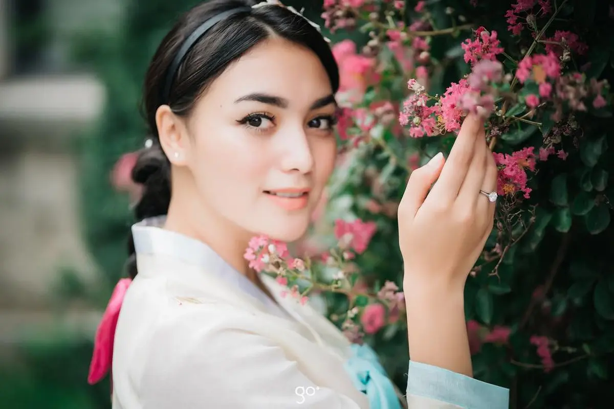 [Bintang] Cerah Ceria, 5 Gaya Citra Kirana dengan Outfit Warna-Warni
