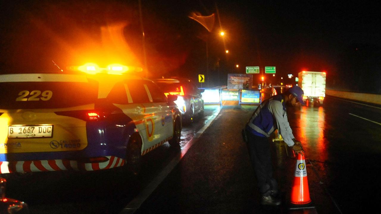 "Kita Polres Bogor dibantu PJR Korlantas sudah merekayasa lalu-lintas berupa pengalihan arus kendaraan. Kemarin sudah kami imbau bahwa pukul 18.00 WIB akan dilaksanakan pengalihan arus,"