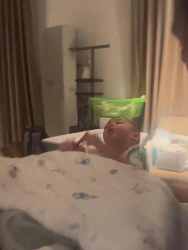 Potret Rayyanza yang cemburu dengan Baby Lily (Sumber: Instagram/@raffinagita1717)