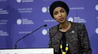 Ilhan Omar adalah anggota terpilih untuk Kongres Amerika Serikat yang mewakili Minnesota. Dia adalah seorang mantan pengungsi dari Somalia dan beragama Muslim. (AP Photo/Christophe Ena)