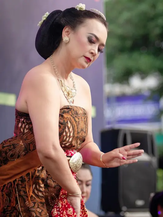 Layaknya seorang penari dari Jawa, wanita berusia 55 tahun itu tampak mengenakan kemben hingga selendang. Sedangkan rambutnya mengenakan sanggul. [Instagram/irawbw]