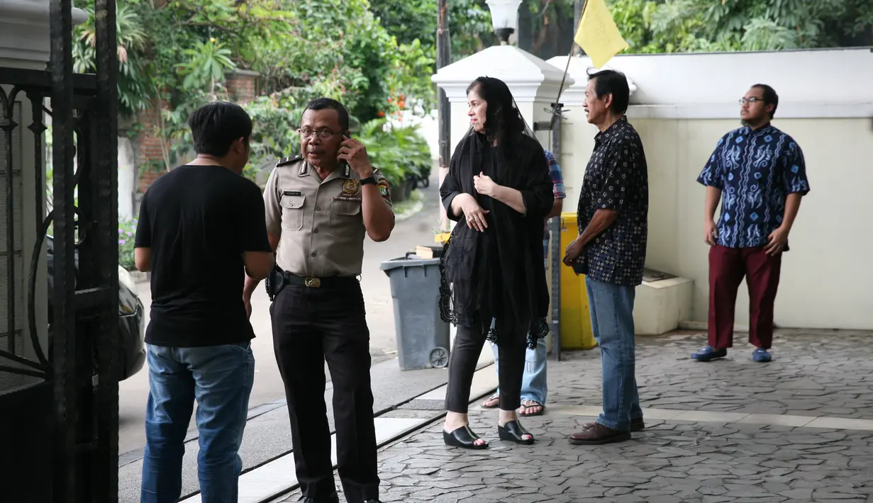 Toyib, salah satu tetangga Sys mengatakan bahwa ia sempat melihat Sys yang digotong untuk dibawa ke rumah sakit, tepatnya sekitar pukul 11.15 WIB. (Nurwahyunan/Bintang.com)