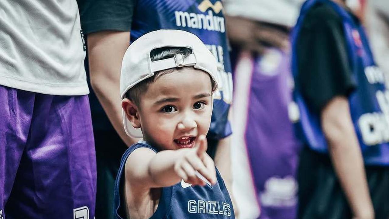 7 Potret Rayyanza Ikut Turun ke Lapangan IBL, Boss Cilik Rans Simba Bikin Gemas - Aura Sultannya Kenceng Banget
