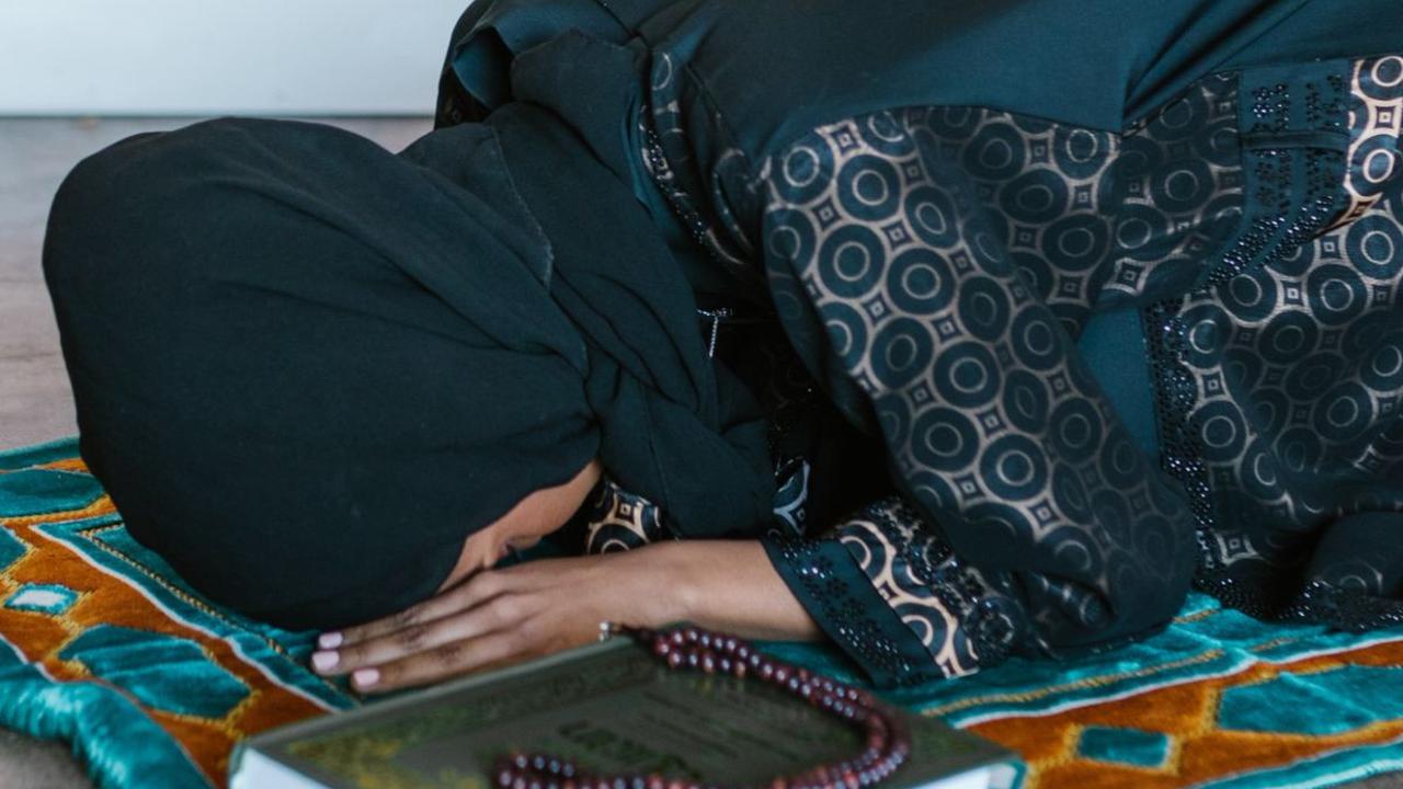 Bacaan Doa Sujud, Lengkap Beserta Arti dan Keutamaannya