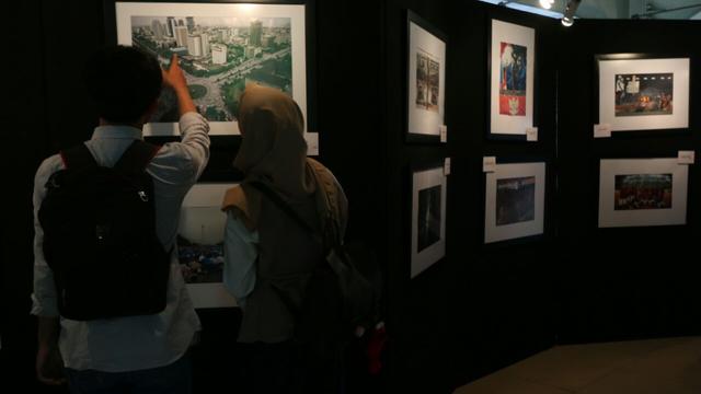 Suasana Pameran Fotografi Jurnalistik bertajuk "Reborn" di selasar Universitas Nasional, Jakarta Selatan, Senin (20/11/2017). (Dokumentasi Wretta Aksa)