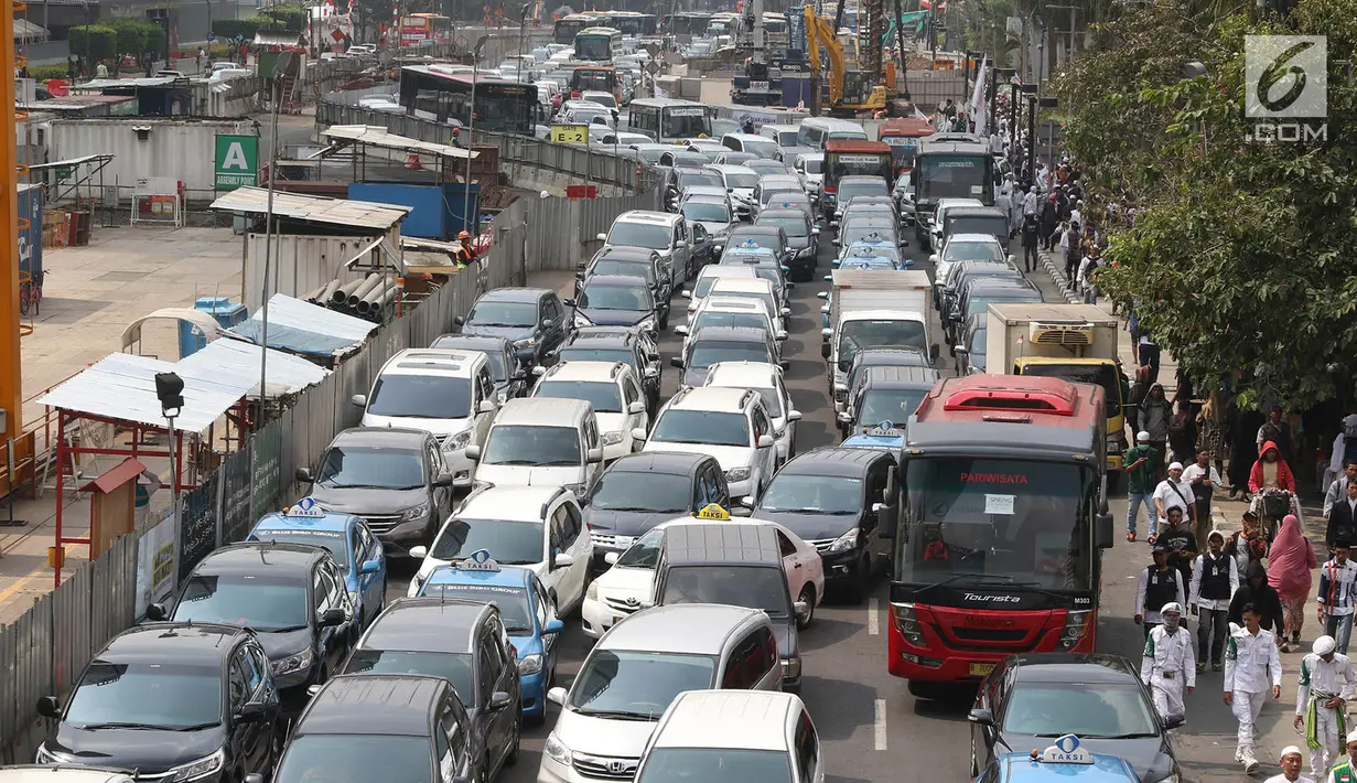 Kendaraan terjebak kemacetan di kawasan Bundaran HI, Jakarta, Rabu (6/9). Kemacetan parah terjadi akibat ribuan massa aksi yang menutup jalan saat unjuk rasa terkait solidaritas Rohingya di kantor Kedubes Myanmar. (Liputan6.com/Immanuel Antonius)