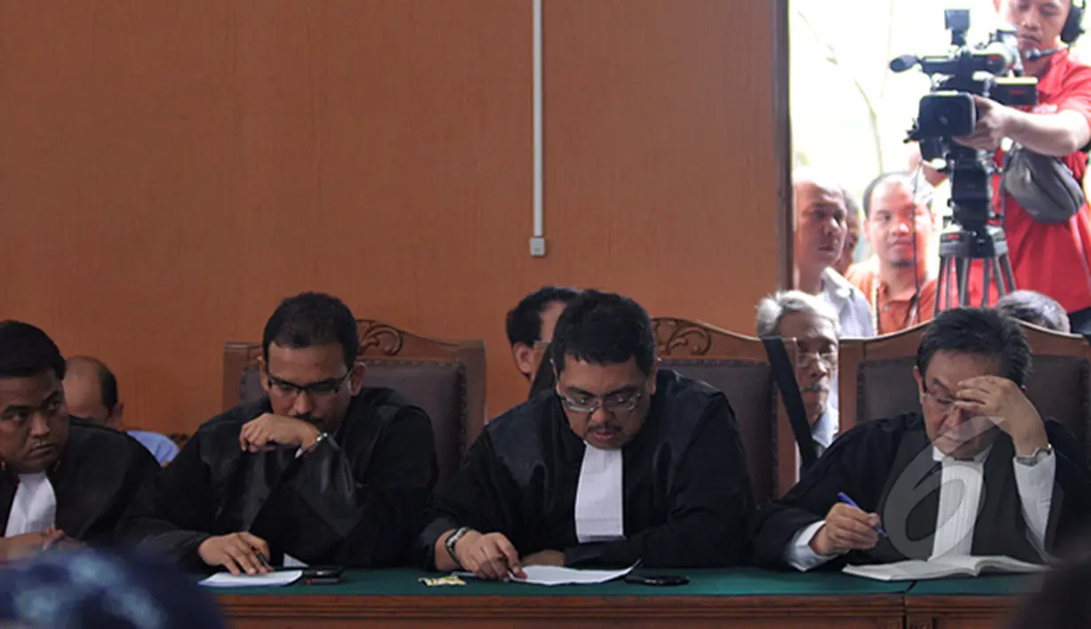 Tim kuasa hukum BG saat sidang praperadilan Budi Gunawan di Pengadilan Negeri Jakarta Selatan, Senin (16/2/2015).  Sidang beragendakan pembacaan putusan oleh hakim PN Jakarta Selatan. (Liputan6.com/Johan Tallo)