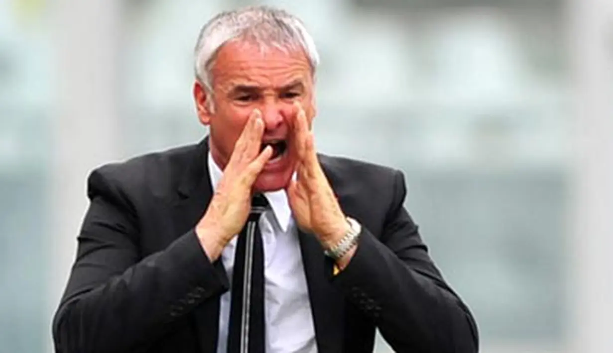 Juventus coach Claudio Ranieri shouts during their Serie A football match Juventus versus Atalanta at Olympic Stadium in Turin on May 17, 2009. AFP PHOTO / GIUSEPPE CACACE 