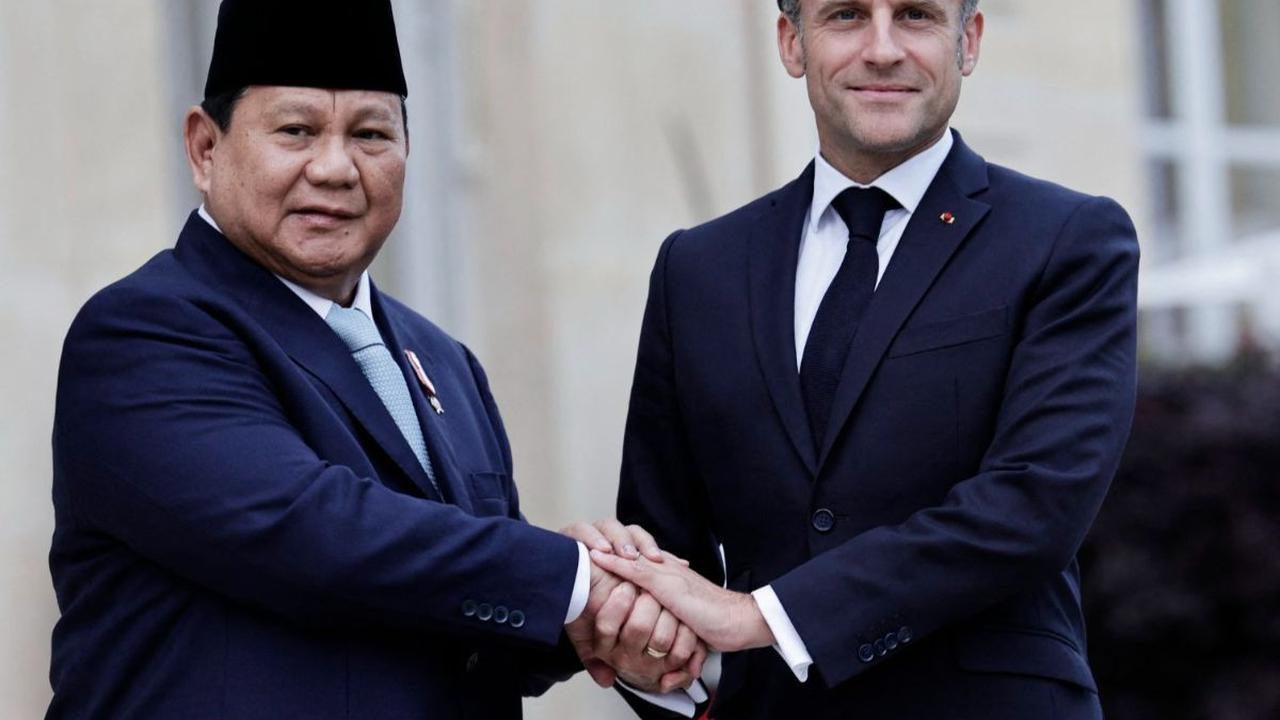 Menteri Pertahanan yang juga Presiden terpilih RI, Prabowo Subianto saat menghadiri jamuan makan malam Presiden Prancis Emmanuel Macron di Istana Kepresidenan Elysee, Paris, Prancis, pada Rabu (24/7/2024). Kedatangan Prabowo mendapat sambutan akrab dari 
