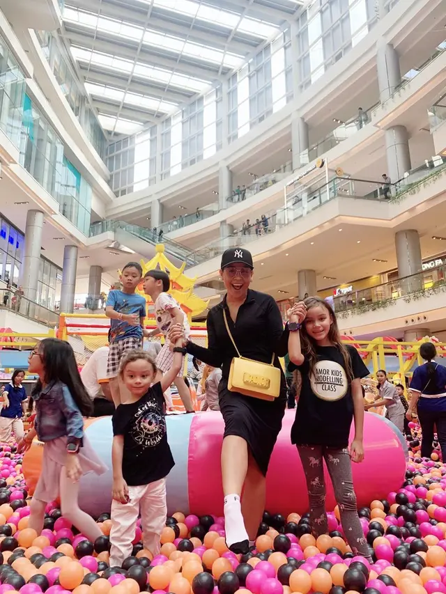 5 Potret Kebersamaan Melaney Ricardo Bersama Buah Hati, Penuh Kehangatan