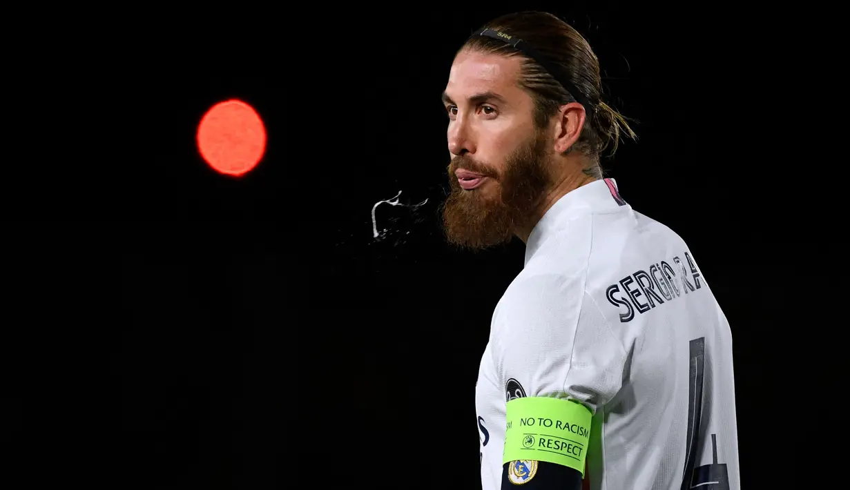 Sergio Ramos merupakan pemain yang baru saja direkrut oleh PSG pada bursa transfer musim 2021/2022. Kepindahannya cukup menggegerkan dunia sepak bola. Ia tercatat telah tampil sebanyak 671 kali dengan 101 gol dan 40 assist untuk Los Blancos sejak musim 2005/2006. (Foto: AFP/Pierre-Philippe Marcou)