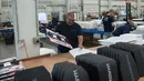 Pekerja mengemasi papan tulis antipeluru di pabrik Hardwire Pocomoke City, Maryland (1/3). Hardwire membuat papan tulis antipeluru untuk ruang kelas yang bisa dimasukan ke dalam tas ransel. (AFP PHOTO / Nicholas Kamm)