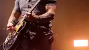Gitaris grup band One Republic Zach Filkins saat tampil pada Woke Up Fest 2023 di Istora Senayan, Jakarta, 25 Februari 2023. Band beraliran pop rock asal Amerika Serikat tersebut tampil memukau dengan membawakan sejumlah lagu di antaranya Secrets dan Good Life dari album Waking Up. (Kapanlagi.com/Bambang E. Ros)