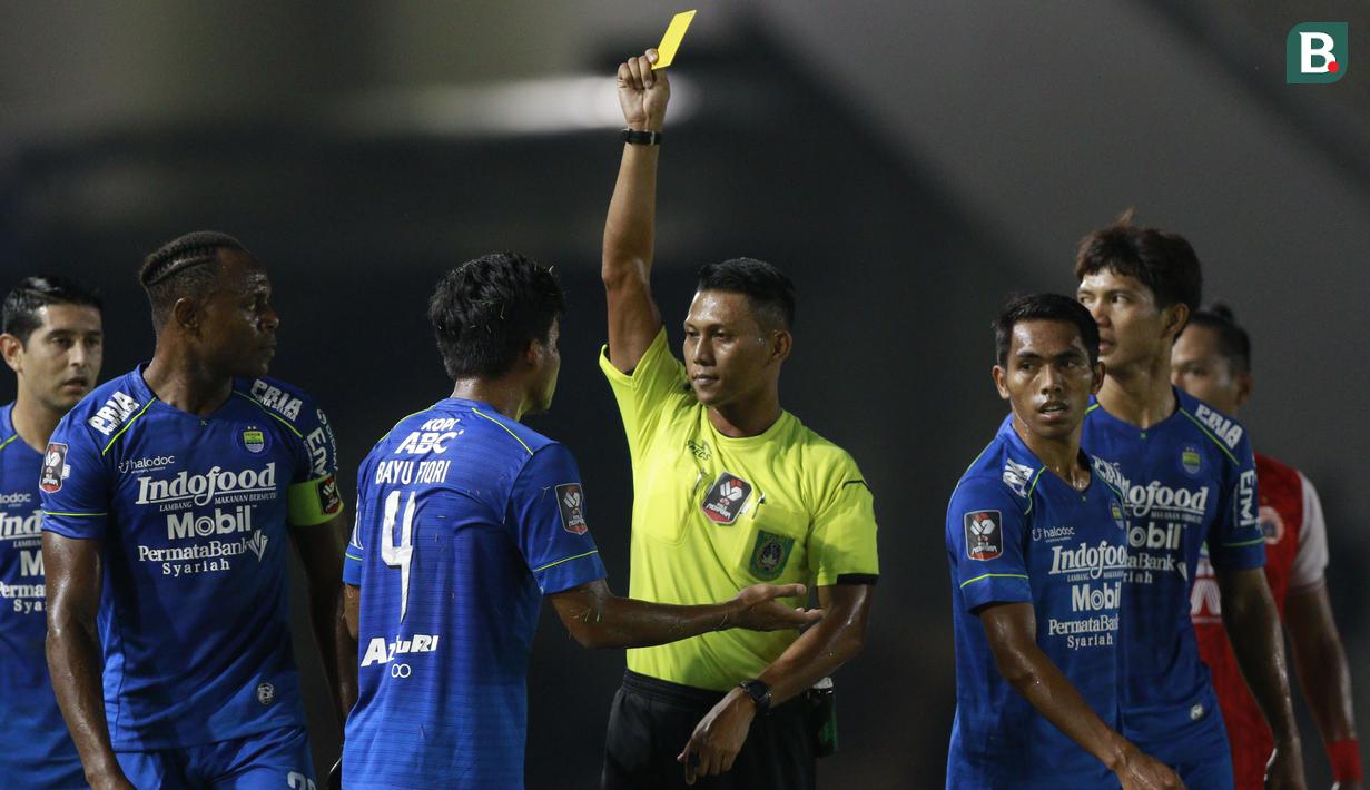 Pemain Persib Bandung, Bayu Fiqri mendapat kartu kuning saat melawan Persija Jakarta pada laga kedua final Piala Menpora 2021 di Stadion Manahan, Solo, Minggu (25/4/2021). (Bola.com/M Iqbal Ichsan)