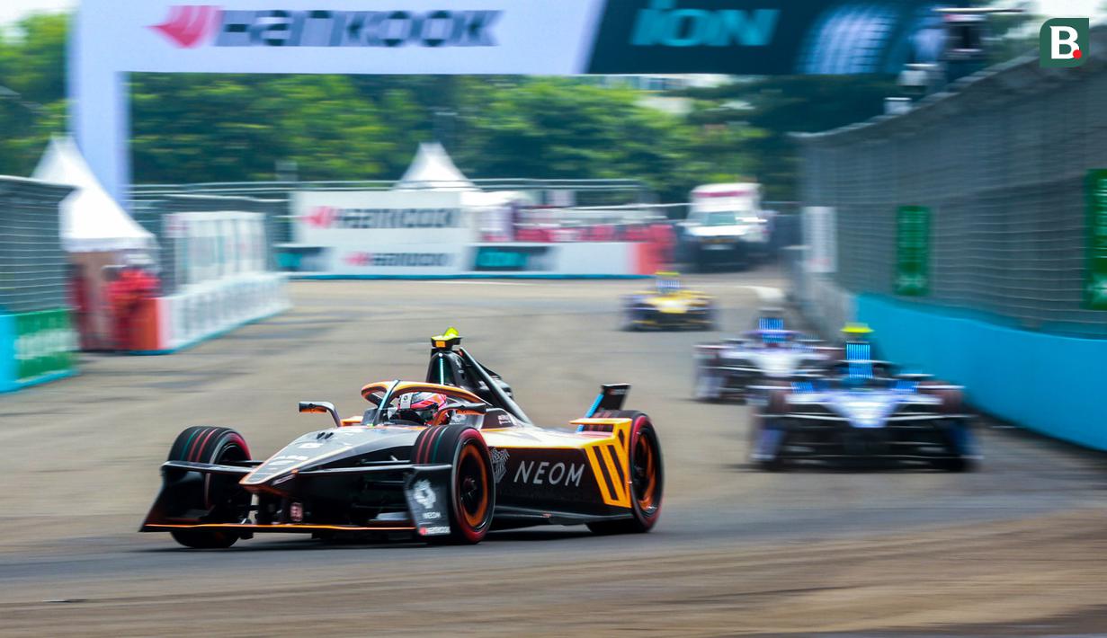 Pembalap Neom McLaren Formula E Team, Taylor Barnard memacu mobilnya dalam sesi kualifikasi Formula E yang berlangsung di Sirkuit Internasional e-Prix, Ancol, Jakarta, Sabtu (21/06/2025) WIB. (Bola.com/M Iqbal Ichsan)
