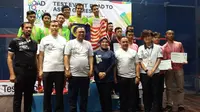 Ketua PB PSI Alfitra Salamm saat foto bersama para juara test event Road to Asian Games Squash Indonesia, Sabtu (16/9/2017). (Bola.com/Erwin Snaz)