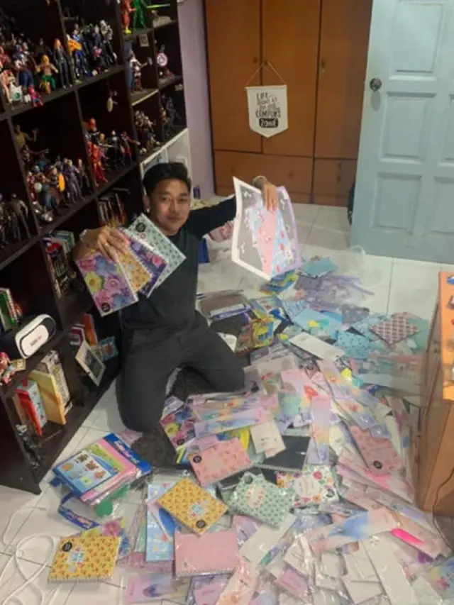 Beli Hadiah Perpisahan untuk Muridnya, Guru di Malaysia Jual Koleksi Action Figure