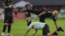 Pengawal Lionel Messi, Yassine Cheuko terjatuh saat berusaha menangkap seorang penyusup lapangan dalam laga persahabatan antara Inter Miami melawan Sporting San Miguelito di Stadion Romeo Fernandez, Panama, Amerika, Senin (03/02/2025) waktu setempat. (AP Photo/Matias Delacroix)